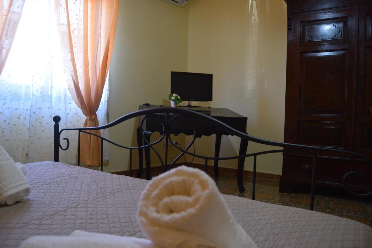 Su Fassoi Cabras Bed & Breakfast Exterior photo