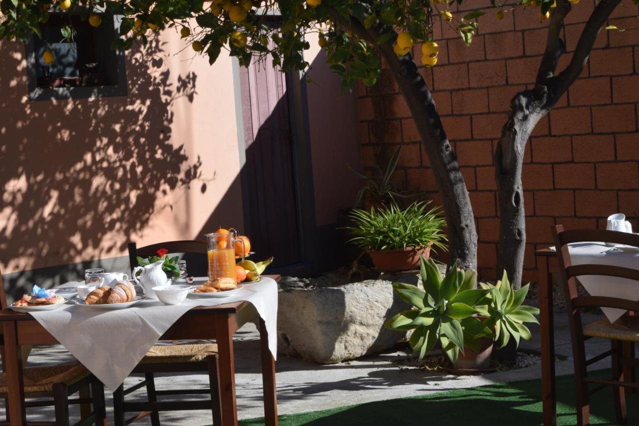 Su Fassoi Cabras Bed & Breakfast Exterior photo